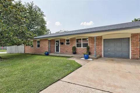 648 NW 17th St, Moore, OK 73160