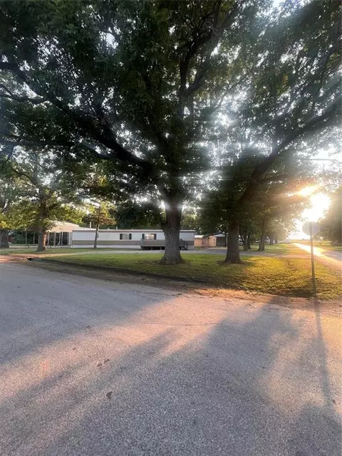 307 NW 6th St, Minco, OK 73059