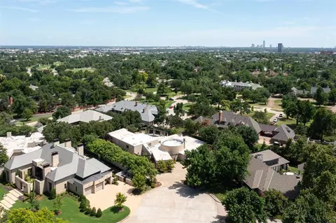 6917 Avondale Ct, Nichols Hills, OK 73116