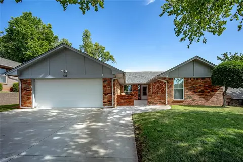 901 Wendy Ln, Edmond, OK 73013