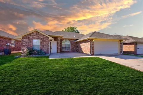 320 SW 40th St, Moore, OK 73160