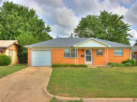 821 NW 8th St, Moore, OK 73160