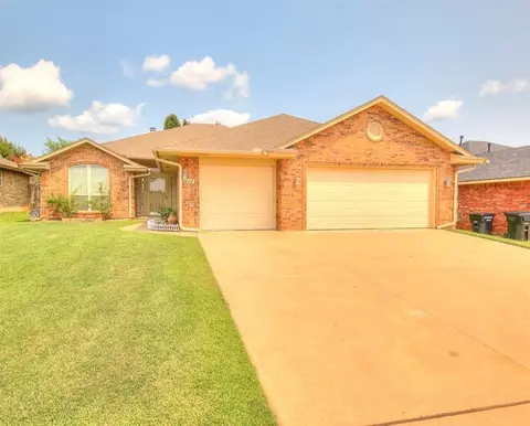 1712 Meadow Run Dr, Moore, OK 73160