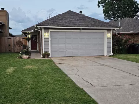 2306 N Lincoln Ave, Moore, OK 73160