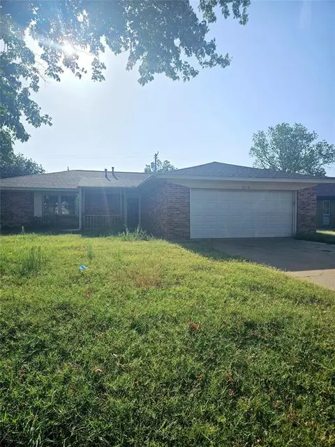816 Village Dr, Altus, OK 73521
