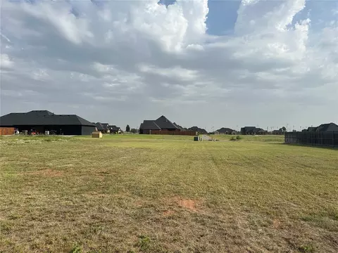 2105 N Club House Dr, Weatherford, OK 73096
