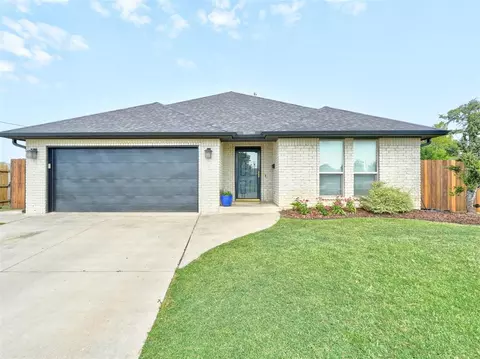 125 SW 7th St, Moore, OK 73160