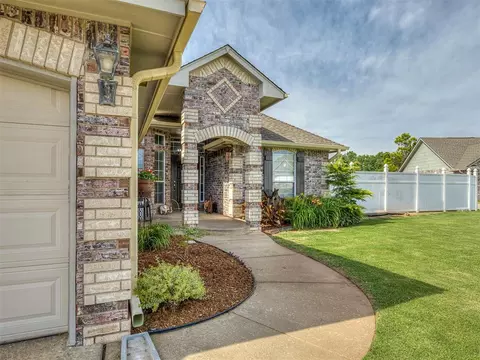 604 Dickens Ave, Yukon, OK 73099 photo 4