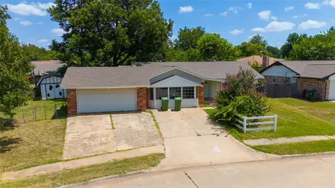 305 Tanglewood Dr, Yukon, OK 73099