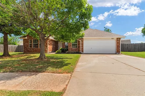 723 E Forest Court Ln, Mustang, OK 73064