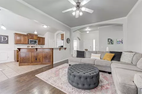 605 SW 41st St, Moore, OK 73160