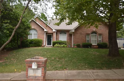 701 Thorn Briar Rd, Edmond, OK 73034