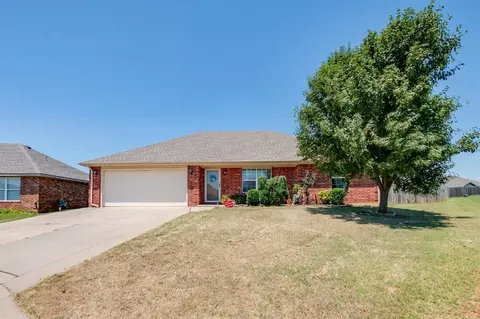 704 Eastview Ct, Yukon, OK 73099