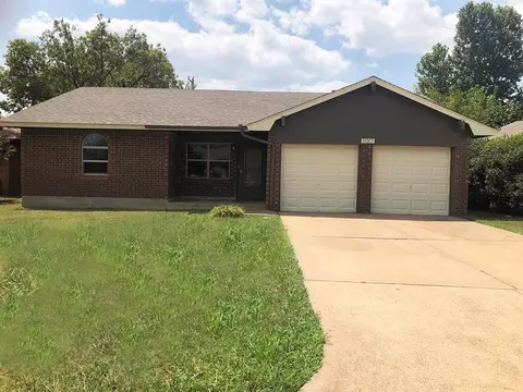1017 Newport Ave, Moore, OK 73160
