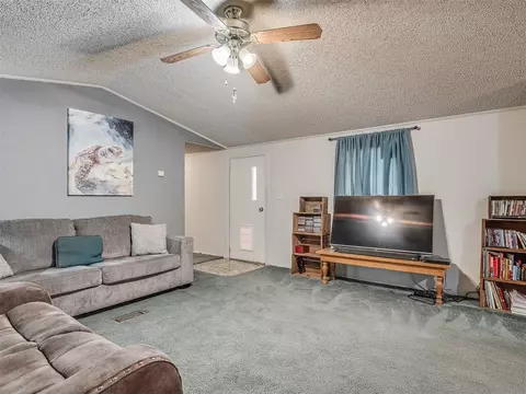 204 E Sanderson St, Crescent, OK 73028 photo 3