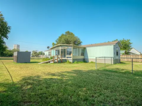204 E Sanderson St, Crescent, OK 73028 photo 2