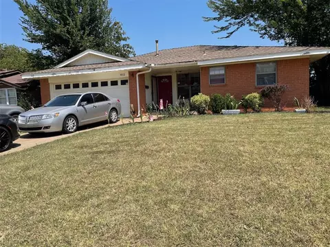 812 Plaza Dr, Moore, OK 73160