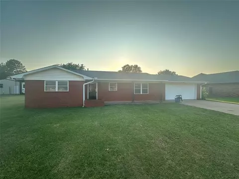 820 N 3rd St, Okeene, OK 73763