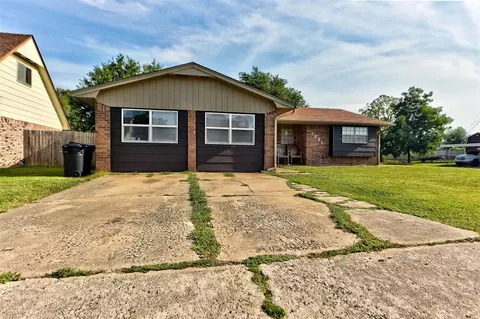 1001 W Main St, Moore, OK 73160