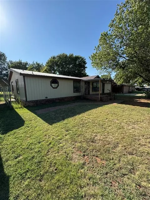 501 N Cedar St, Seiling, OK 73663 photo 1