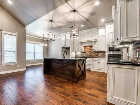 9317 NW 80th St, Yukon, OK 73099