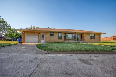 620 S Main St, Hennessey, OK 73742