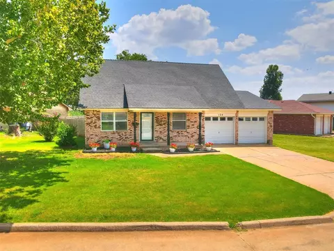 124 Brookside Dr, Moore, OK 73160