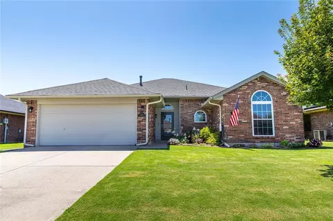 2816 E Lake Dr, Norman, OK 73071