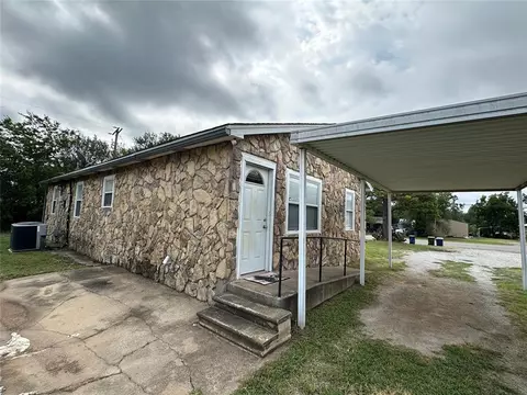 705 E Walnut St, Tecumseh, OK 74873 photo 2