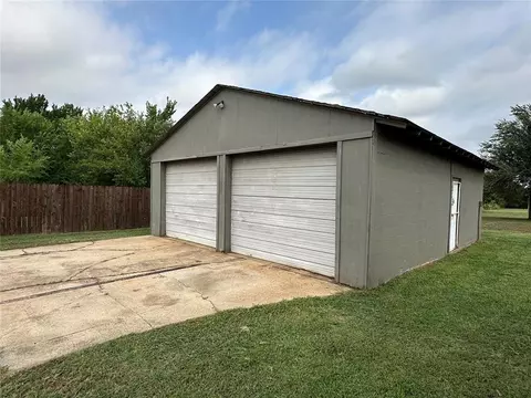 705 E Walnut St, Tecumseh, OK 74873 photo 3