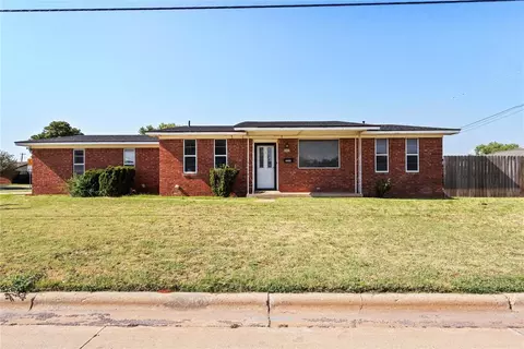 2221 W Modelle Ave, Clinton, OK 73601