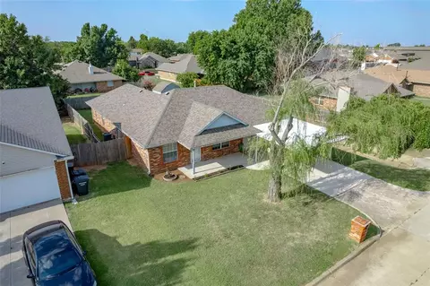 632 NW 20th St, Moore, OK 73160