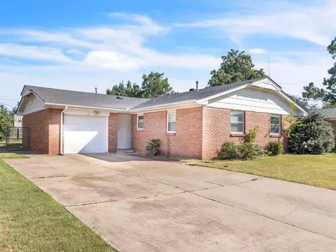 105 Thompson Dr, Moore, OK 73160