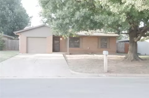 12313 Newgate Dr, Yukon, OK 73099