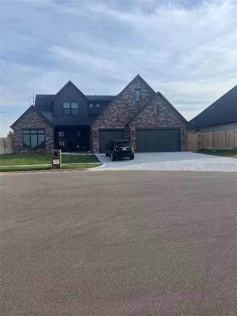 9329 NW 84th St, Yukon, OK 73099