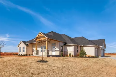 2609 NE 16th St, Moore, OK 73160