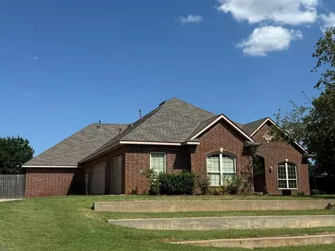 308 S Wyndemere Spgs, Moore, OK 73160