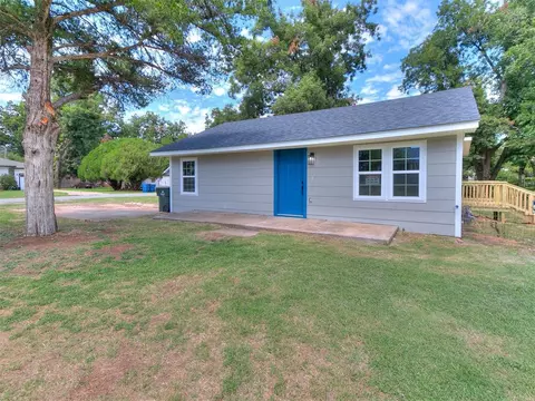 1028 W Idaho Ave, Chickasha, OK 73018