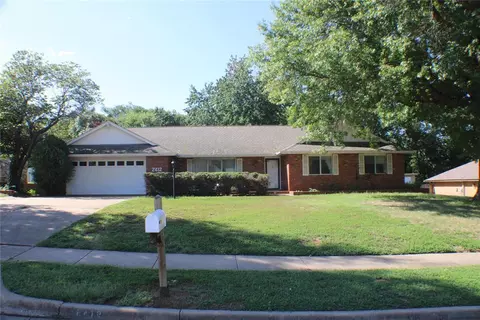 2412 Wildwood Ave, Ponca City, OK 74604