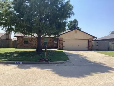 12024 Larkdale Dr, Yukon, OK 73099