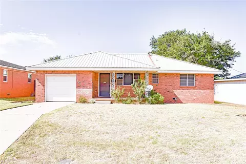 121 Rainbow Dr, Elk City, OK 73644