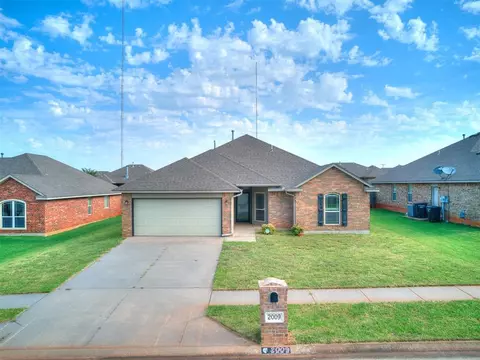 2009 NE 31st St, Moore, OK 73160