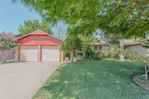 653 Camelot Dr, Moore, OK 73160