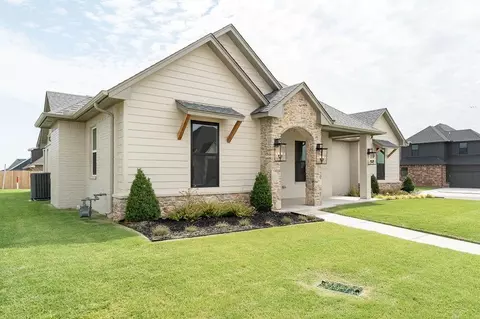 9224 NW 85th St, Yukon, OK 73099