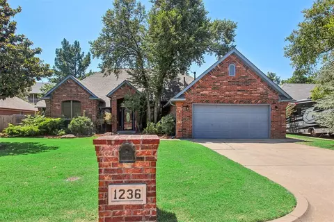 1236 Three Oaks Cir, Midwest City, OK 73130
