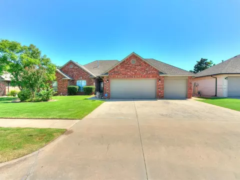 1912 Oak Dr, Moore, OK 73170