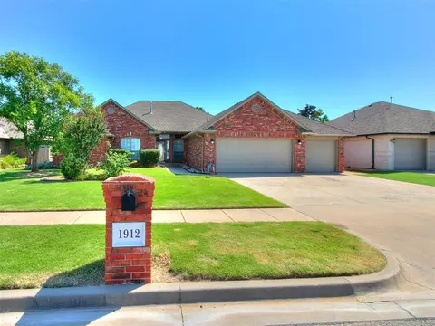 1912 Oak Dr, Moore, OK 73170 photo 4