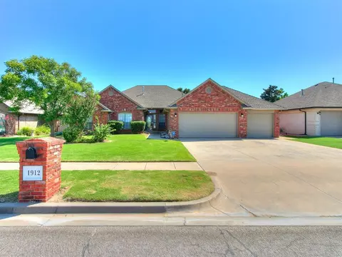 1912 Oak Dr, Moore, OK 73170 photo 3