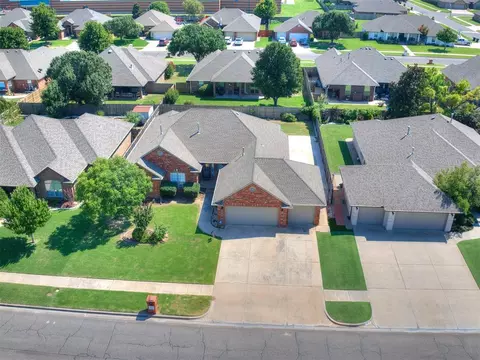 1912 Oak Dr, Moore, OK 73170 photo 7