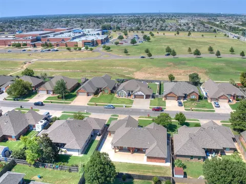 1912 Oak Dr, Moore, OK 73170 photo 11